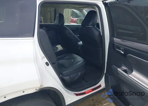 2021 Toyota Highlander Xle z USA, uszkodzony, nr VIN 5TDHZRBH7MS062420